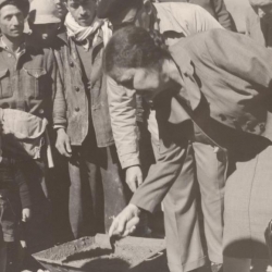 1950 - גולדה מאירסון בהנחת אבן הפינה לשיכון עממי, חולון 