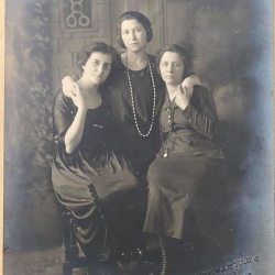 גולדה מאבוביץ׳ (לימים מאיר), יושבת משמאל, עם חברות בשיקגו (1915-20)
